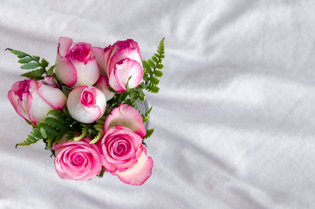 Vue de dessus des roses romantiques sur une table