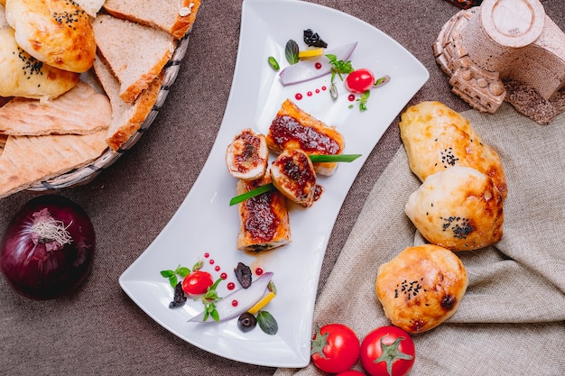 Vue de dessus rouleau de poitrine de poulet avec sauce tomates et pain