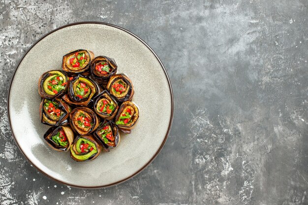 Vue de dessus des rouleaux d'aubergines farcies sur une surface grise