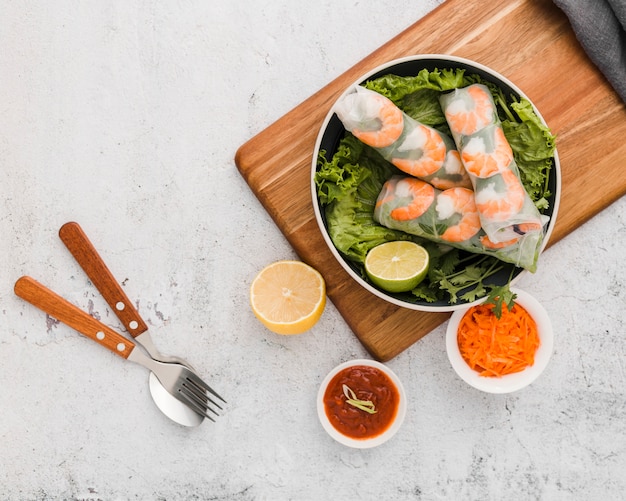 Vue de dessus des rouleaux de crevettes fraîches dans un bol avec sauce