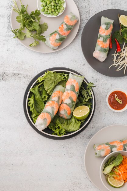 Vue de dessus des rouleaux de crevettes fraîches avec salade et sauce