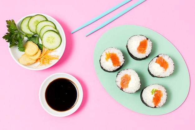 Vue de dessus des rouleaux de sushi sur plaque