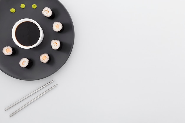Vue de dessus rouleaux de sushi et sauce soja avec espace copie