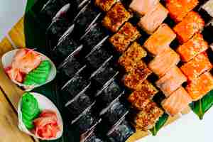 Photo gratuite vue de dessus de rouleaux de sushis servis avec wasabi et gingembre