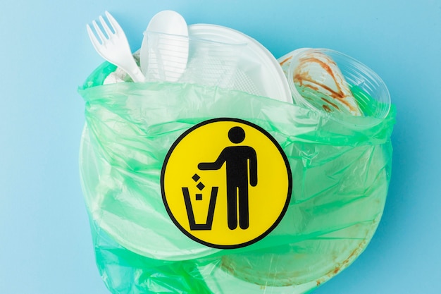 Vue de dessus sac plein de déchets plastiques sales