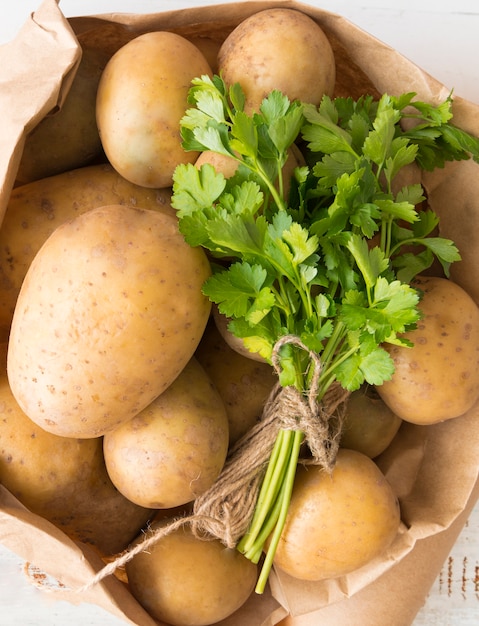 Vue de dessus sac de pommes de terre crues