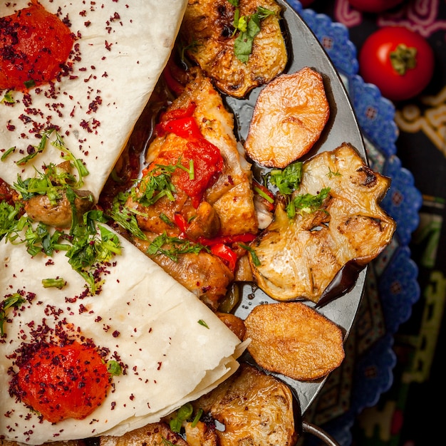 Photo gratuite vue de dessus sac de poulet avec pommes de terre frites et tomates et lavash