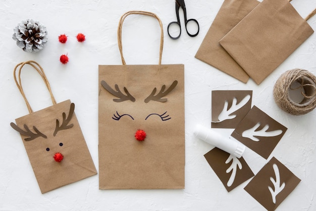 Photo gratuite vue de dessus des sacs en papier de noël