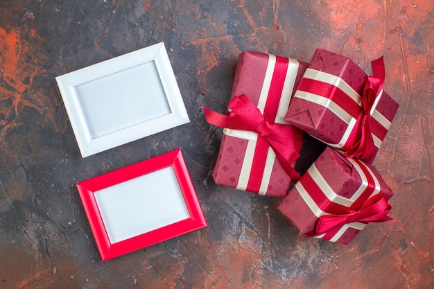 Photo gratuite vue de dessus saint valentin présente avec des arcs rouges sur fond sombre je t'aime photo couleurs cadeau amour sentiment amoureux couple