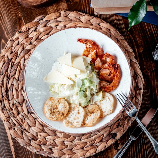 Vue de dessus de la salade César aux crevettes