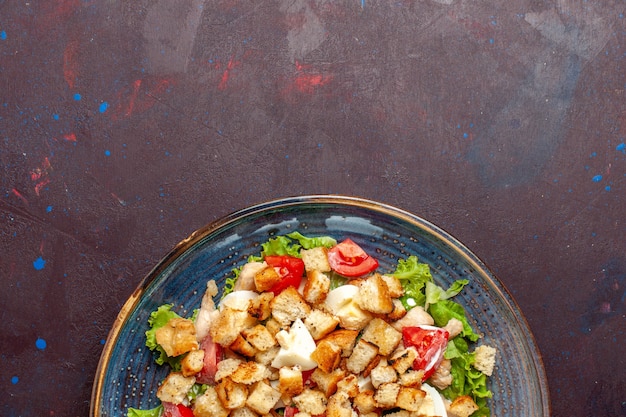 Vue de dessus salade césar avec des légumes en tranches et des biscottes sur le bureau sombre salade de légumes repas déjeuner repas biscotte goût