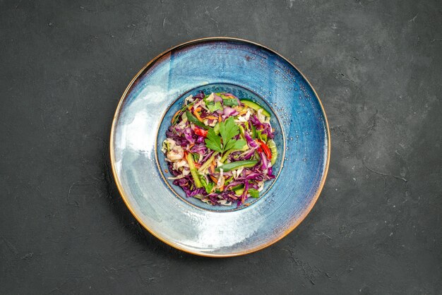 Vue de dessus de la salade de chou frais à l'intérieur de la plaque sur fond sombre