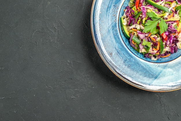 Vue de dessus de la salade de chou frais à l'intérieur de la plaque sur fond sombre