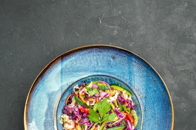 Vue de dessus de la salade de chou frais à l'intérieur de la plaque sur fond sombre