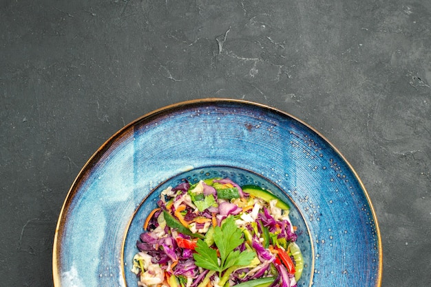 Vue de dessus de la salade de chou frais à l'intérieur de la plaque sur fond sombre