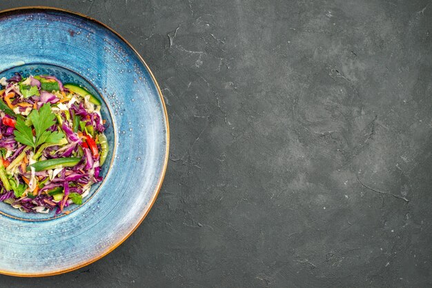 Vue de dessus de la salade de chou frais à l'intérieur de la plaque sur fond sombre