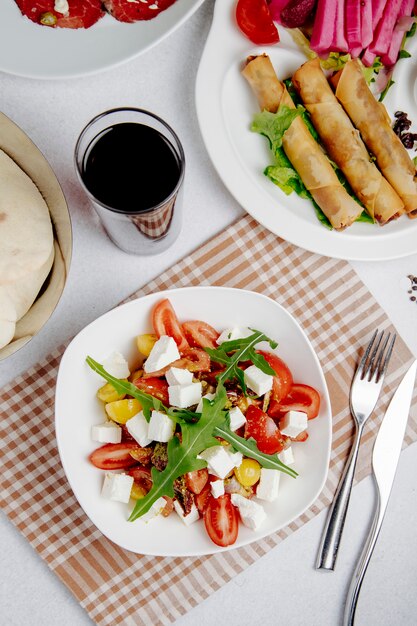 Vue de dessus de la salade avec du fromage feta et des tomates sur la table