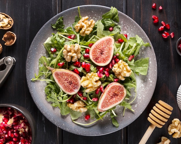 Vue de dessus de la salade de figues d'automne sur une assiette avec des noix