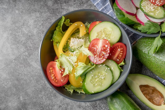 Vue de dessus salade fraîche aux légumes bio