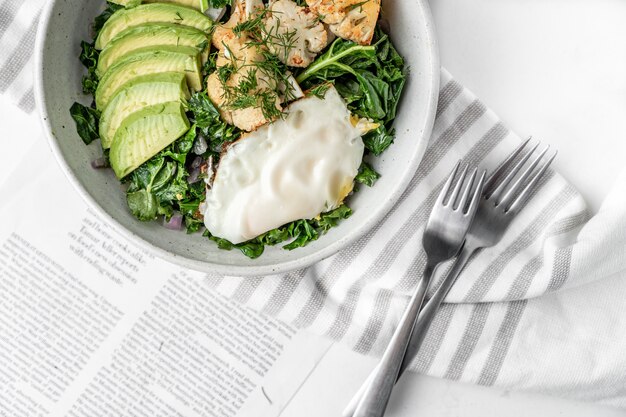 Vue de dessus de la salade fraîche avec un œuf au plat