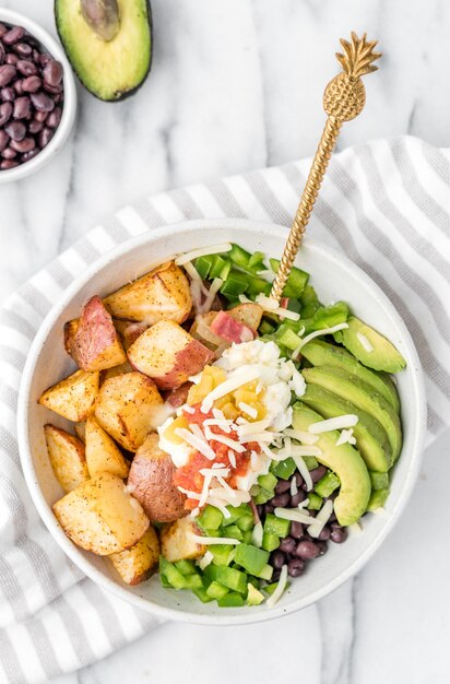 Vue de dessus de la salade fraîche avec un œuf au plat