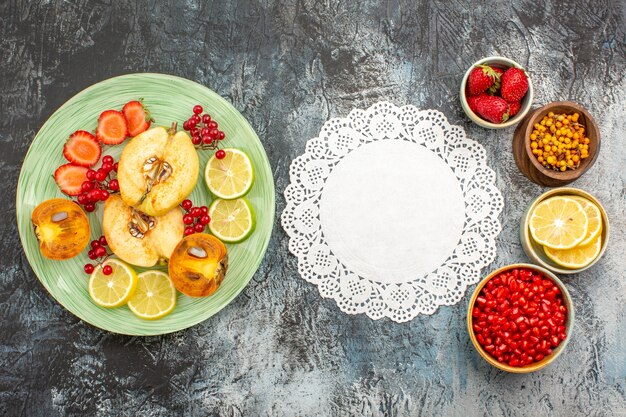 Vue de dessus de la salade fruitée avec des fruits frais en tranches