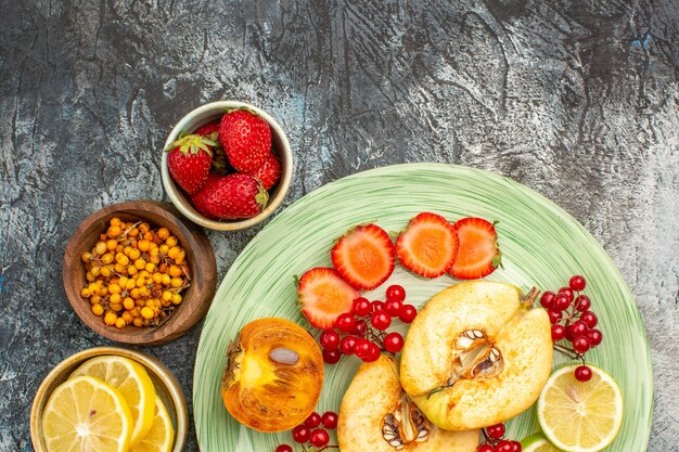 Vue de dessus de la salade fruitée avec des fruits frais en tranches