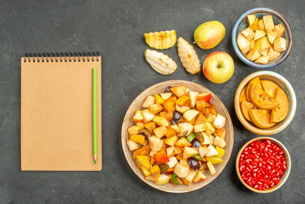 Vue de dessus de la salade fruitée avec des fruits frais en tranches