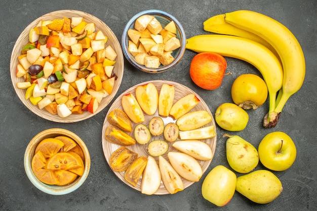 Vue de dessus de la salade fruitée avec des fruits frais en tranches