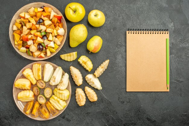 Vue de dessus de la salade fruitée avec des fruits frais en tranches