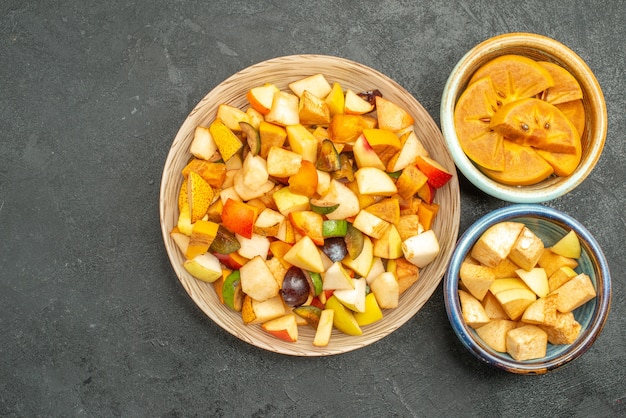 Vue de dessus de la salade fruitée avec des fruits frais en tranches