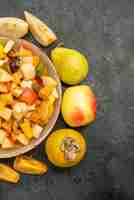 Photo gratuite vue de dessus de la salade fruitée avec des fruits frais en tranches