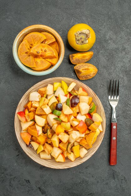 Vue de dessus de la salade fruitée avec des fruits frais en tranches