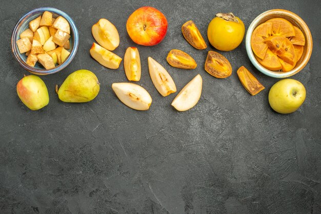 Photo gratuite vue de dessus de la salade fruitée avec des fruits frais en tranches