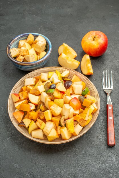 Vue de dessus de la salade fruitée avec des fruits frais en tranches