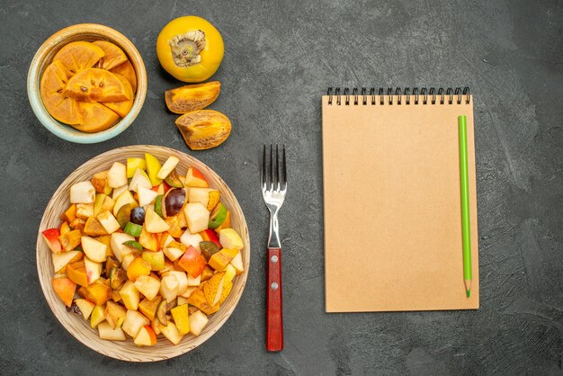 Vue de dessus de la salade fruitée avec des fruits frais en tranches