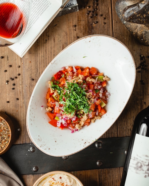 Vue de dessus de salade de légumes frais