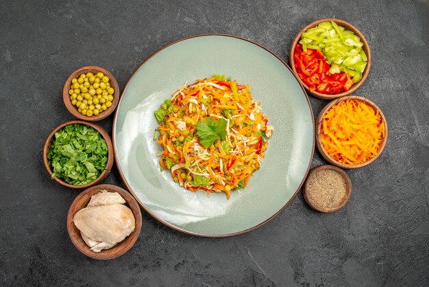 Vue de dessus de la salade de légumes avec des ingrédients sur la nourriture diététique de la salade de santé grise