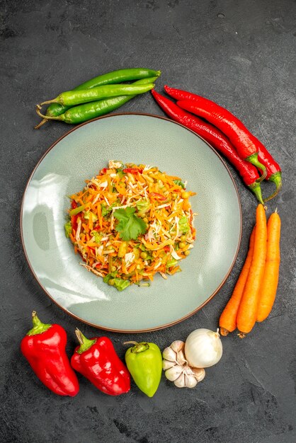 Vue de dessus de la salade de légumes avec des légumes frais sur une salade de nourriture diététique grise