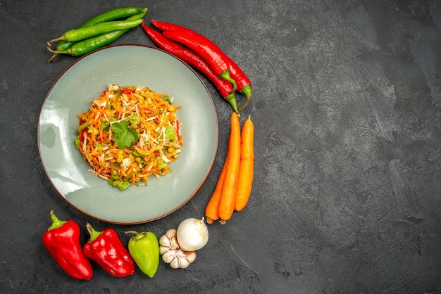 Vue de dessus de la salade de légumes avec des légumes frais sur une salade de nourriture diététique grise