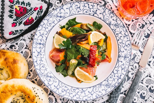 Photo gratuite vue de dessus de la salade de légumes sautés aux poivrons, tomates aubergines et citron