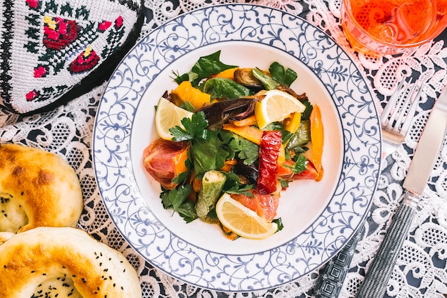 Vue de dessus de la salade de légumes sautés aux poivrons, tomates aubergines et citron