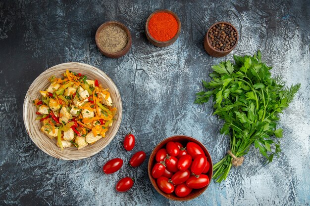 Photo gratuite vue de dessus salade de poulet aux légumes avec assaisonnements sur fond clair