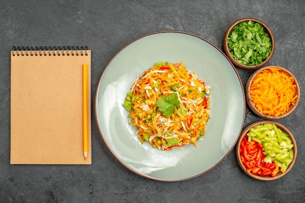 Vue De Dessus De La Salade De Poulet Aux Légumes Avec Des Légumes Verts Sur La Nourriture Grise De Salade De Santé De Régime