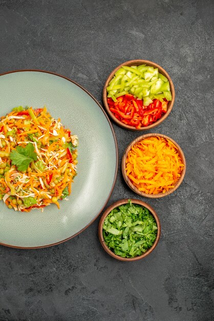 Vue de dessus de la salade de poulet aux légumes avec des légumes verts sur le régime alimentaire sain de la salade grise