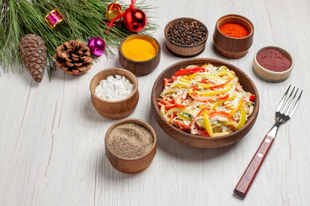 Vue de dessus salade de poulet frais avec assaisonnements sur un bureau blanc collation repas mûr viande salade fraîche