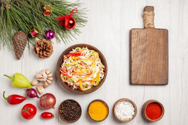 Vue de dessus salade de poulet frais avec assaisonnements sur un bureau blanc collation viande salade fraîche repas