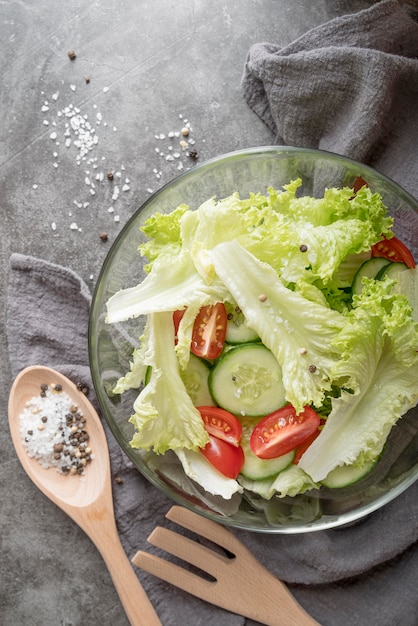 Photo gratuite vue de dessus salade saine aux légumes