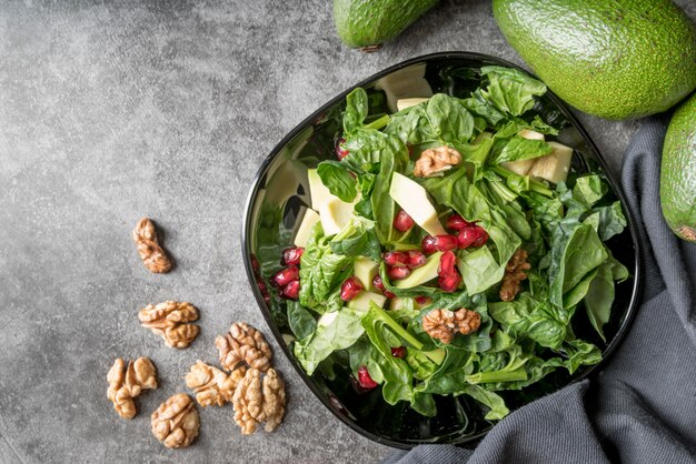 Vue de dessus salade saine avec des graines de grenade