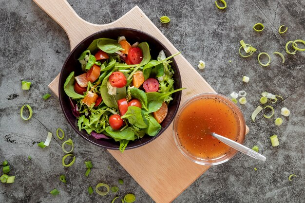 Vue de dessus salade saine sur planche de bois